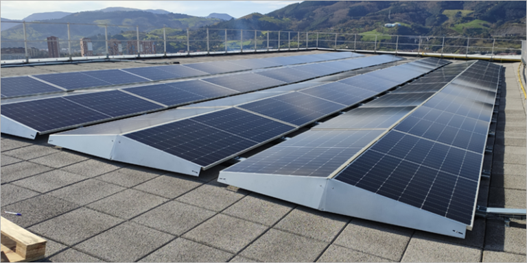 Cubierta fotovoltaica en centro de salud vasco.