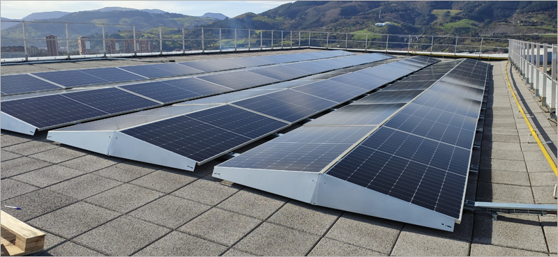 Cubierta fotovoltaica en centro de salud vasco.