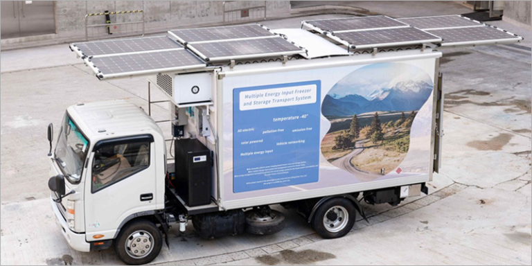 Camión frigorífico inteligente con paneles solares.