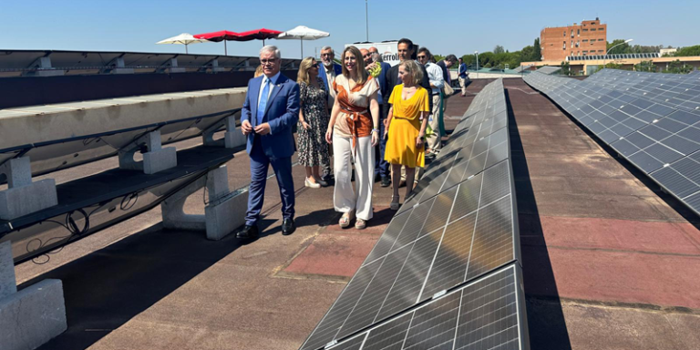 Instalación solar fotovoltaica en la cubierta de la Biblioteca Central del Campus de Badajoz.