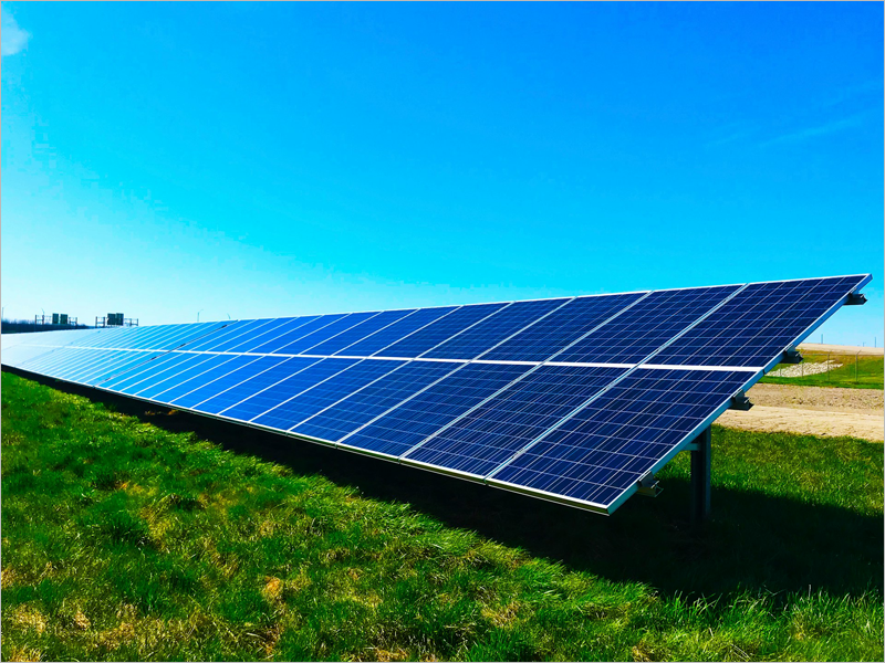 Planta fotovoltaica sobre suelo.