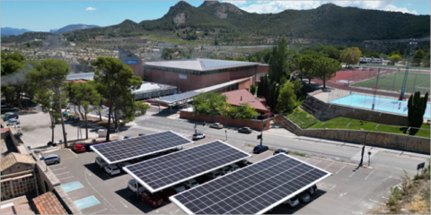 El aparcamiento y el graderío del Polideportivo Francisco Laporta en Alcoy ya cuentan con placas solares