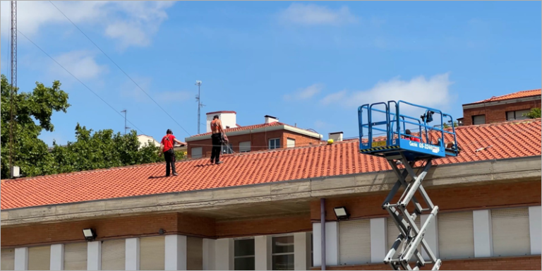 Instalación de paneles solares sobre cubierta.