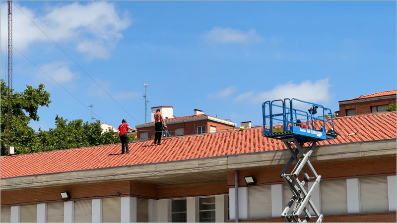 Instalación de paneles solares sobre cubierta.