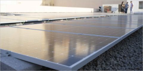 La planta fotovoltaica de la Biblioteca Municipal de Almería disminuirá un 25% su consumo energético