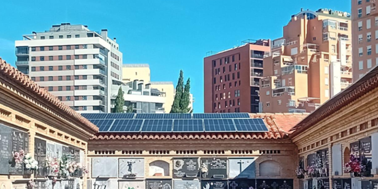 Cementerio municipal de Campanar con placas solares.