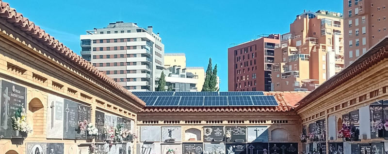 Cementerio municipal de Campanar con placas solares.