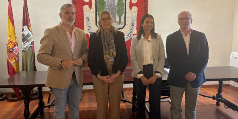 Representantes de Agenex y del Ayuntamiento de Palencia.