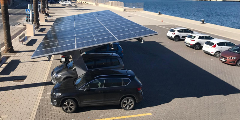 Marquesinas fotovoltaicas en el puerto de Maó.