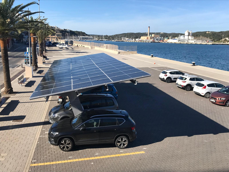 Marquesinas fotovoltaicas en el puerto de Maó.