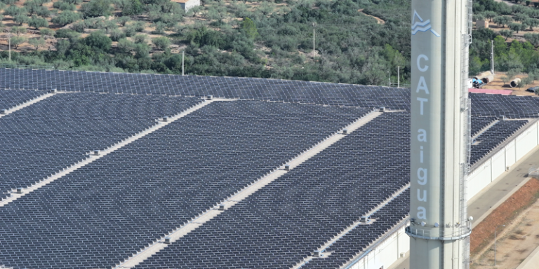 Parque fotovoltaico en la ETAP de l'Ampolla.