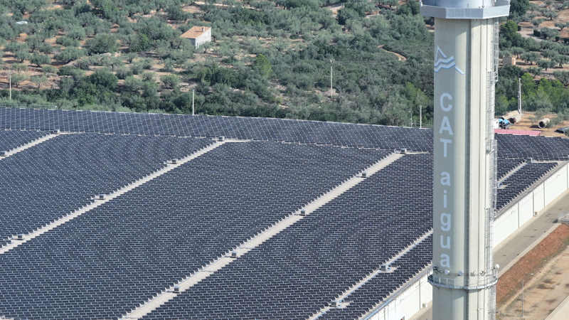 Parque fotovoltaico en la ETAP de l'Ampolla.