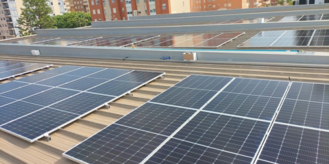 La Piscina Provincial de Castellón instala placas fotovoltaicas en el marco del Plan Resol