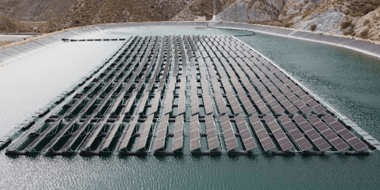 Planta fotovoltaica flotante en la balsa de Abellán.