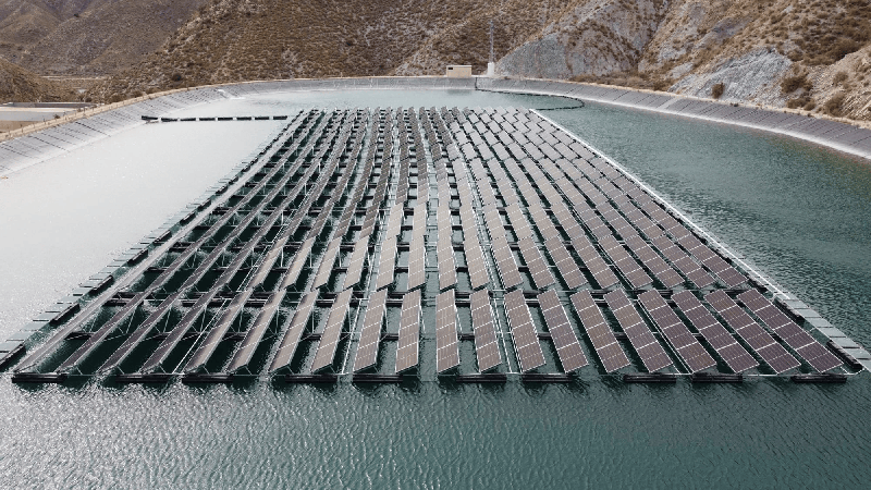 Planta fotovoltaica flotante en la balsa de Abellán.