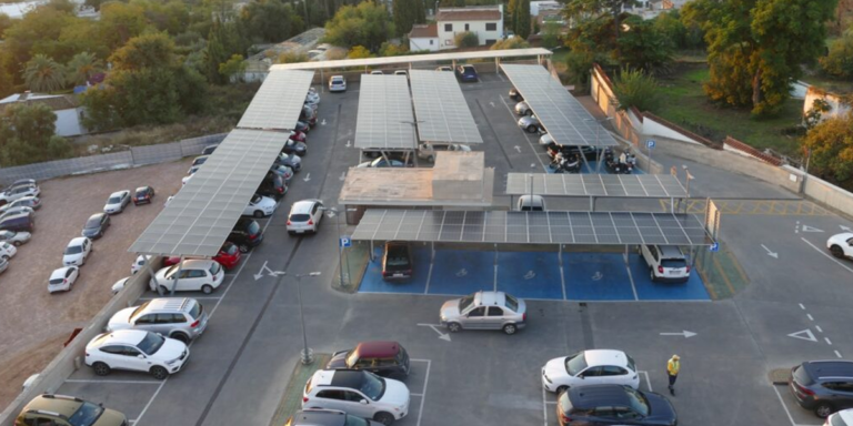 Marquesinas del aparcamiento con placas fotovoltaicas del Hospital San Juan de Dios de Córdoba.