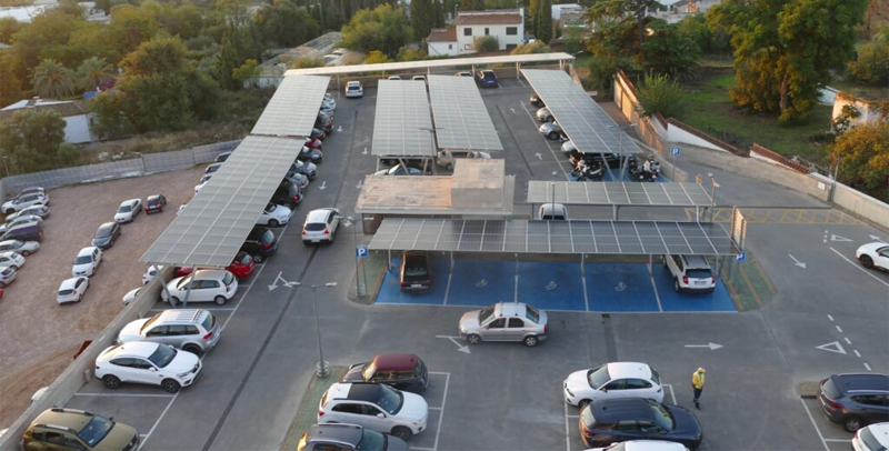 Marquesinas del aparcamiento con placas fotovoltaicas del Hospital San Juan de Dios de Córdoba.