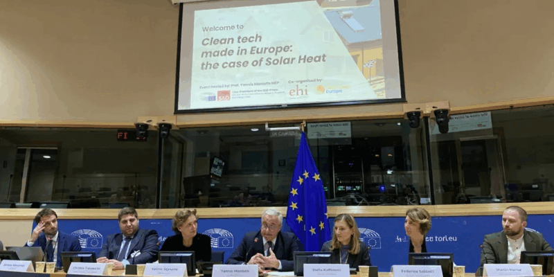 Imagen que muestra paneles solares térmicos instalados en un edificio, simbolizando la energía solar en la descarbonización europea.