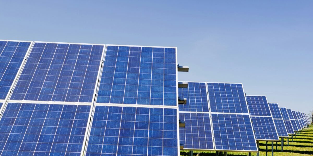Instalación fotovoltaica de energías renovables, contexto de los proyectos RENOINN 2 con almacenamiento y autoconsumo colectivo